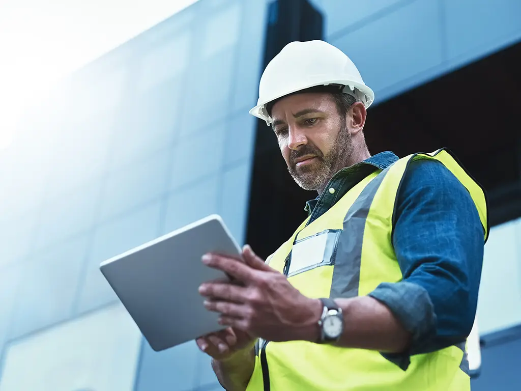 Bauarbeiter mit Tablet