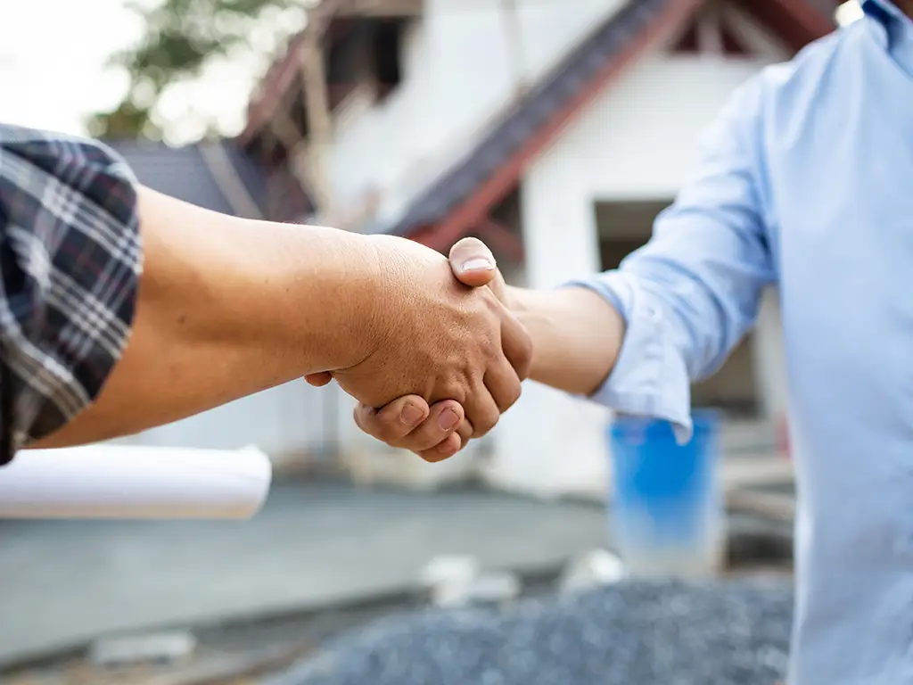 Hände schütteln auf der Baustelle